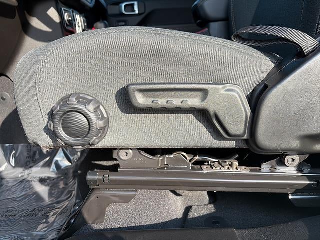 2024 Jeep Wrangler 4-Door Sahara - Photo 11