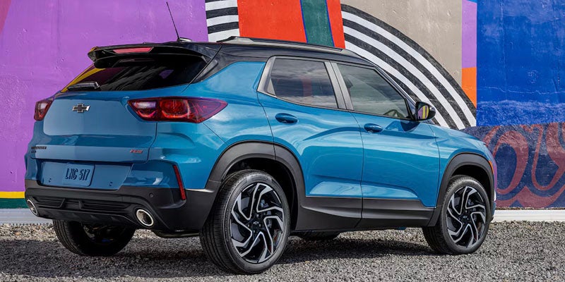 Rear three-quarter view of a blue Chevrolet Trailblazer against a mural.